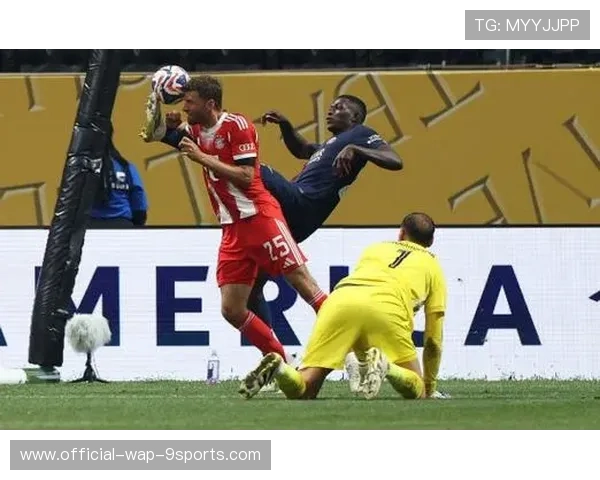 伤停补时判点球，全队围住裁判抗议