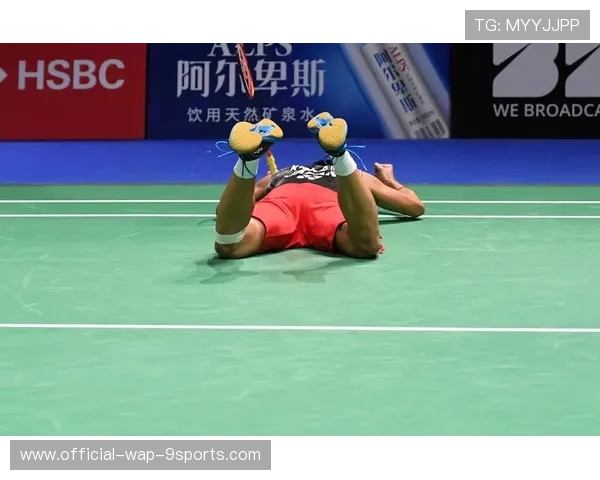 羽毛球反手救球贴地飞行：掌握技巧，成为场上迷人的防守英雄